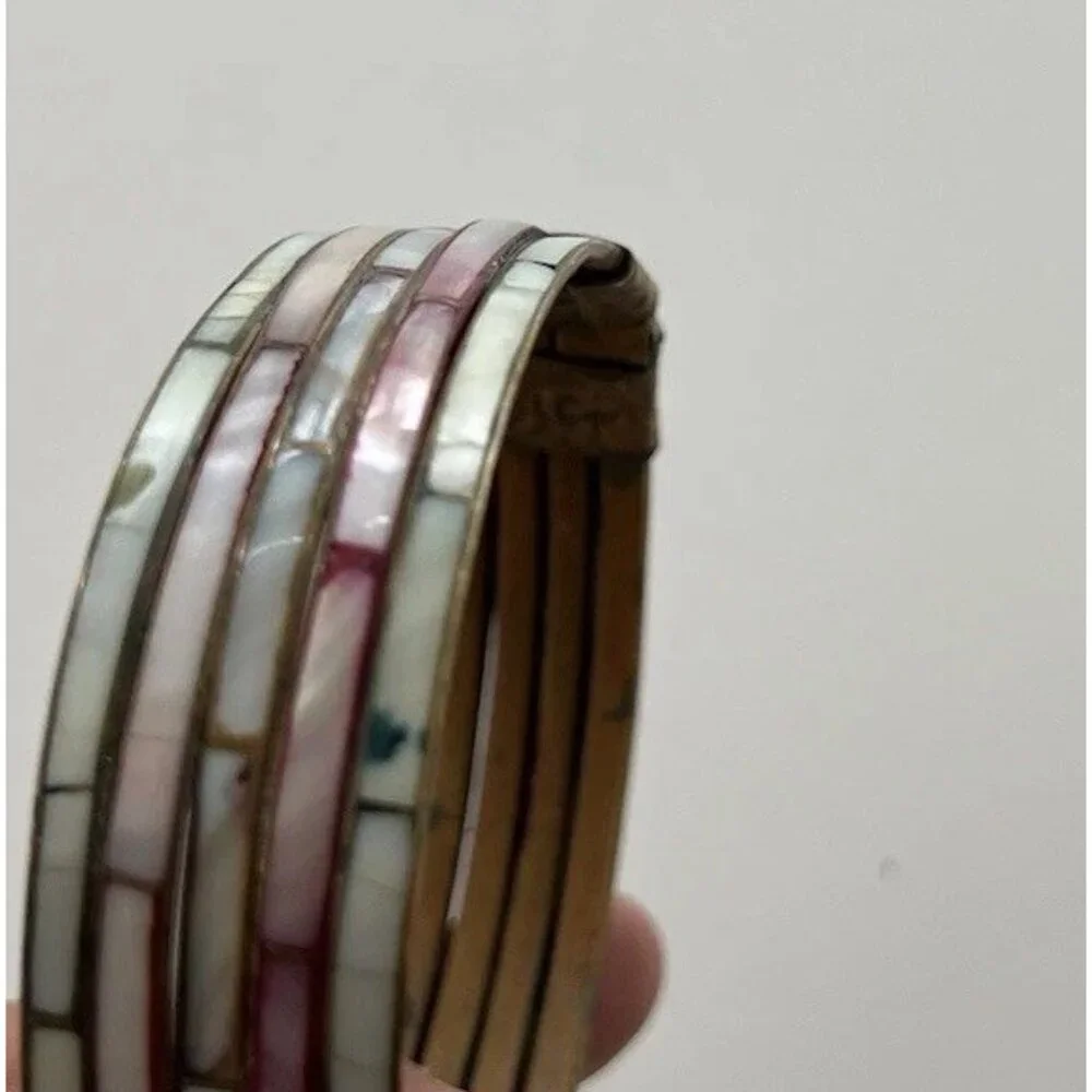 Vintage Women’s 70s Mother of Pearl Inlay Dainty Brass Bangle Bracelet Sz 8”